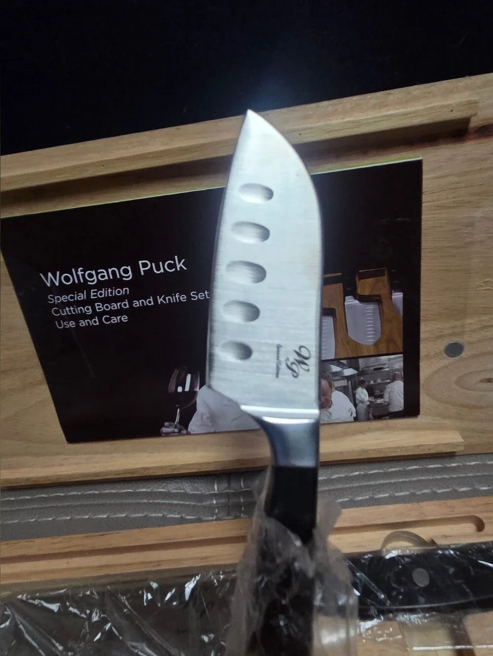 Wolfgang Puck Special Edition Cutting Board & Stainless Blade Knife Set ~ Bin R